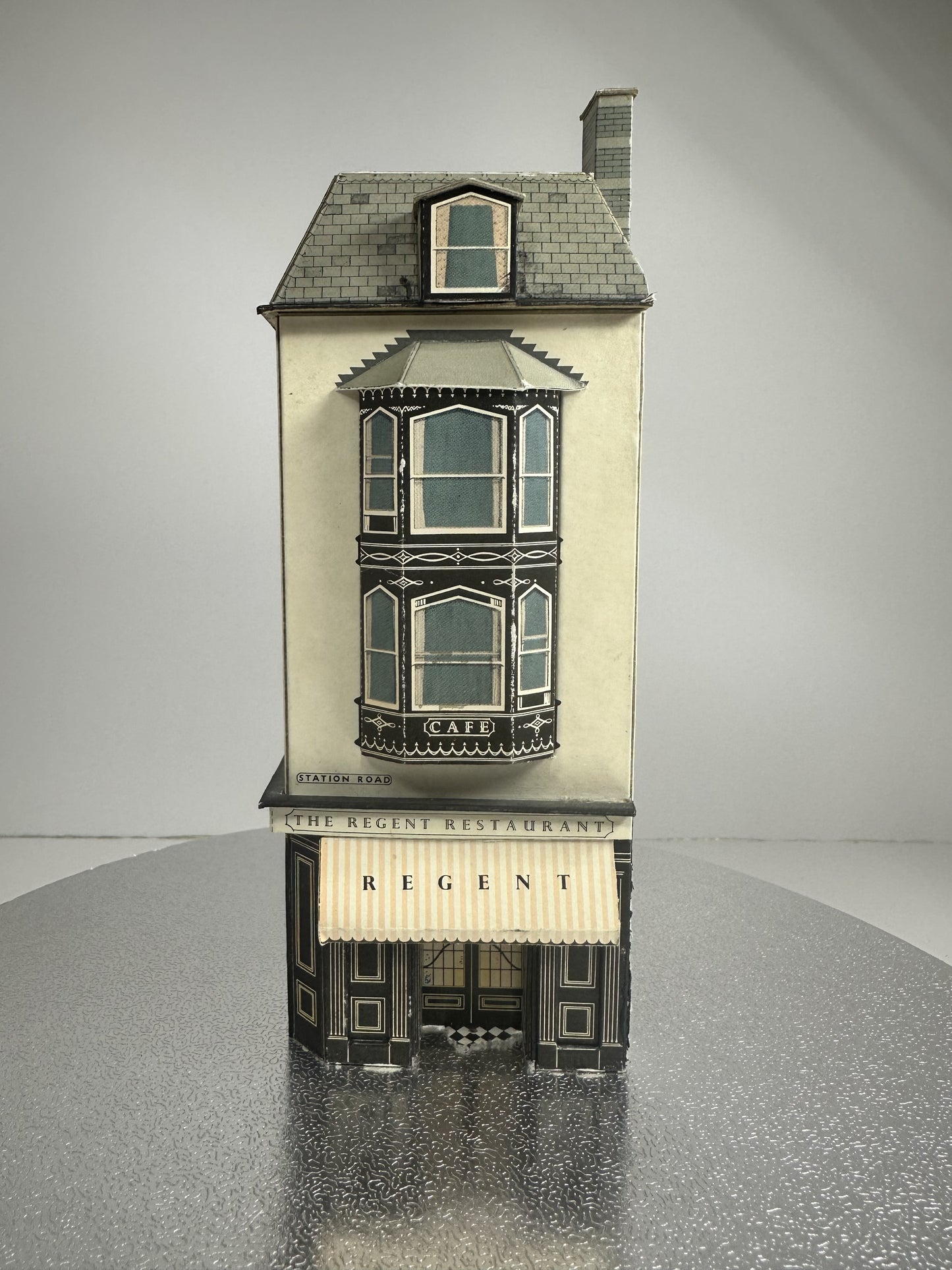 SH2027 - Shop Front, Low Relief (1:76)