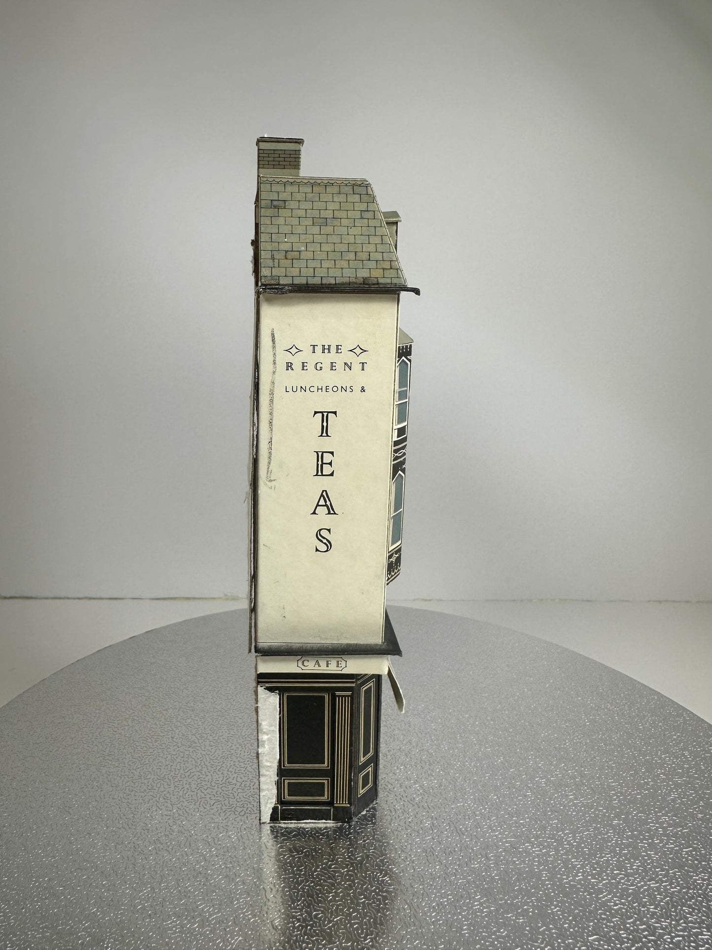 SH2027 - Shop Front, Low Relief (1:76)