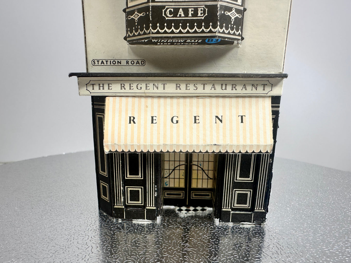 SH2027 - Shop Front, Low Relief (1:76)
