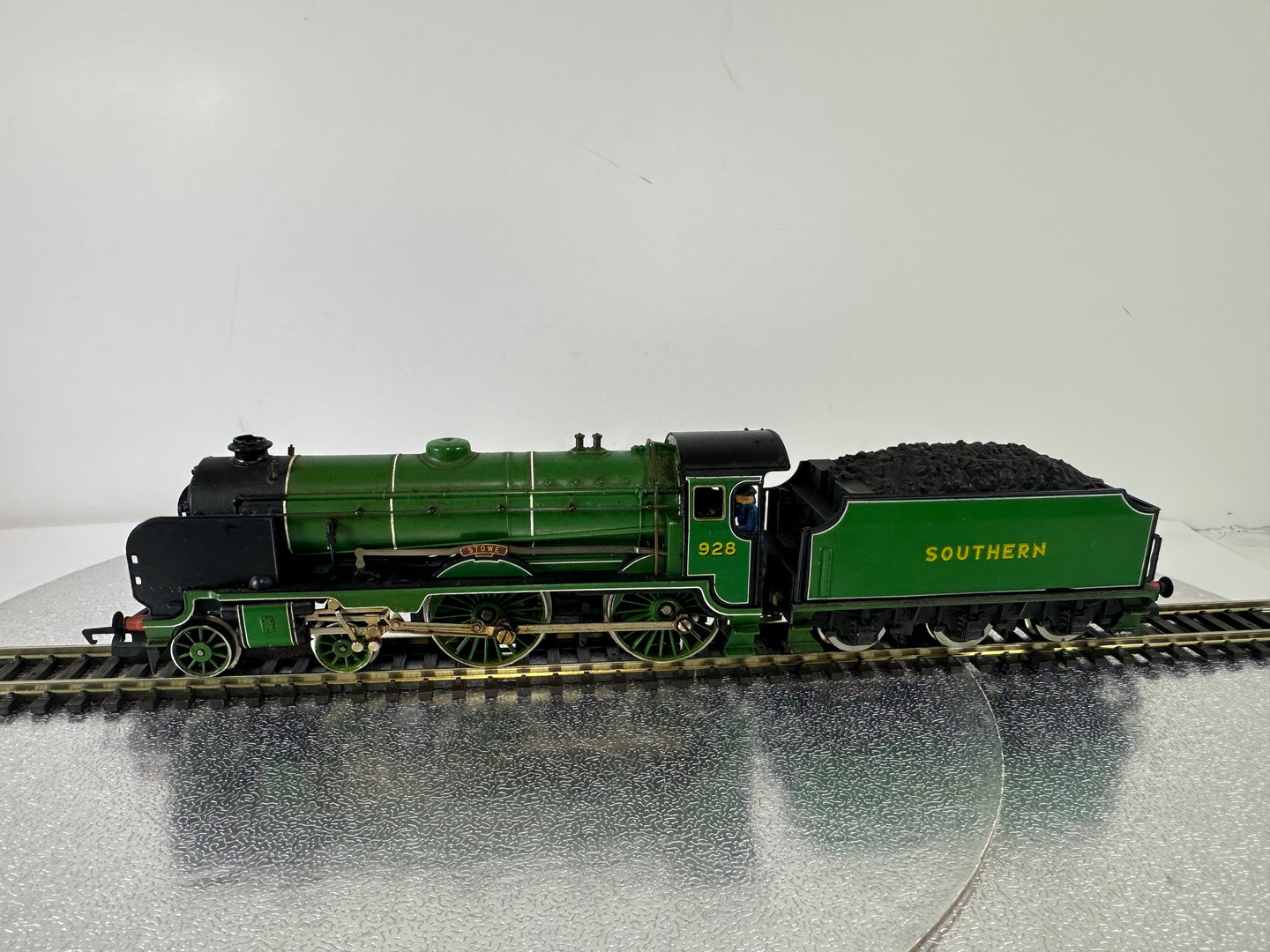 Hornby R.380 'Stowe' SR School Class V Loco '928' Steam Loco (OO)