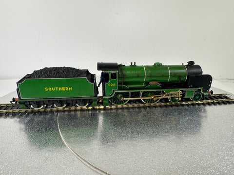 Hornby R.380 'Stowe' SR School Class V Loco '928' Steam Loco (OO)