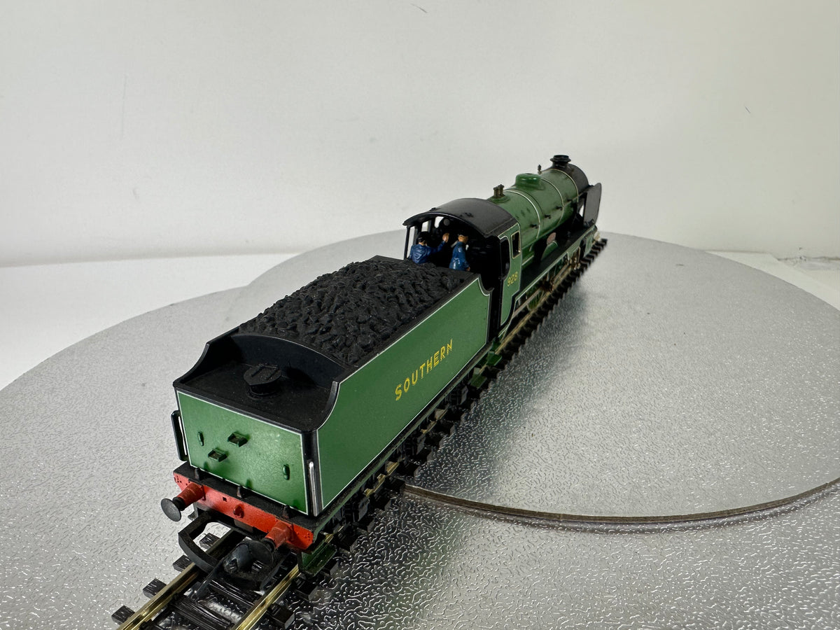 Hornby R.380 'Stowe' SR School Class V Loco '928' Steam Loco (OO)