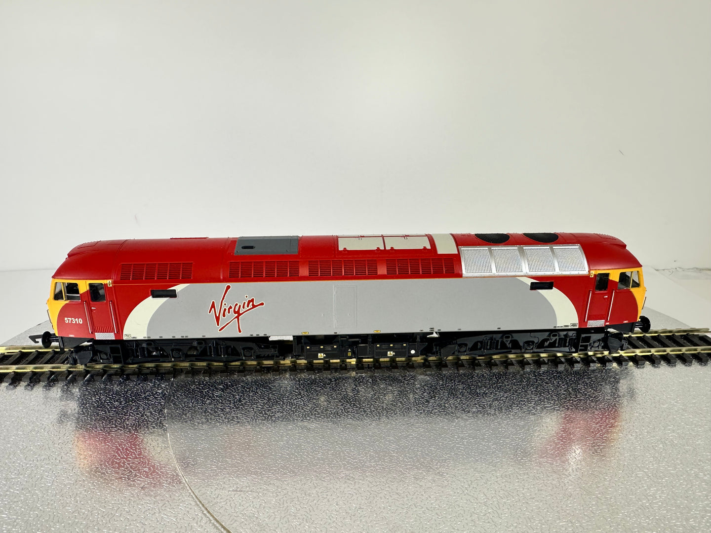 Heljan Class 57 '57310' Virgin (OO) SHL2078