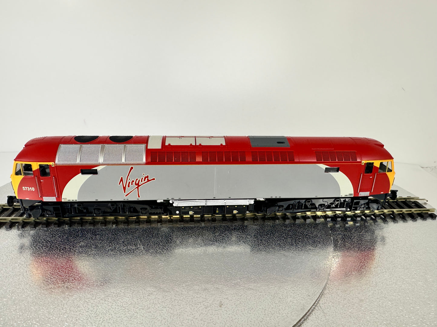 Heljan Class 57 '57310' Virgin (OO) SHL2078