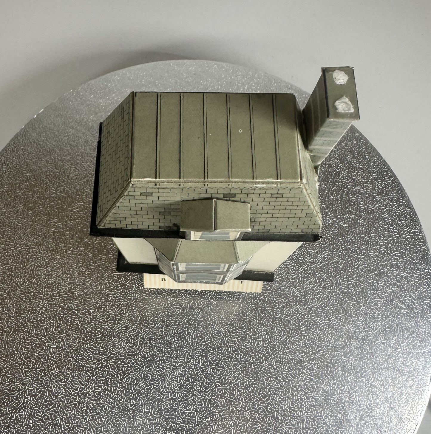 SH2027 - Shop Front, Low Relief (1:76)