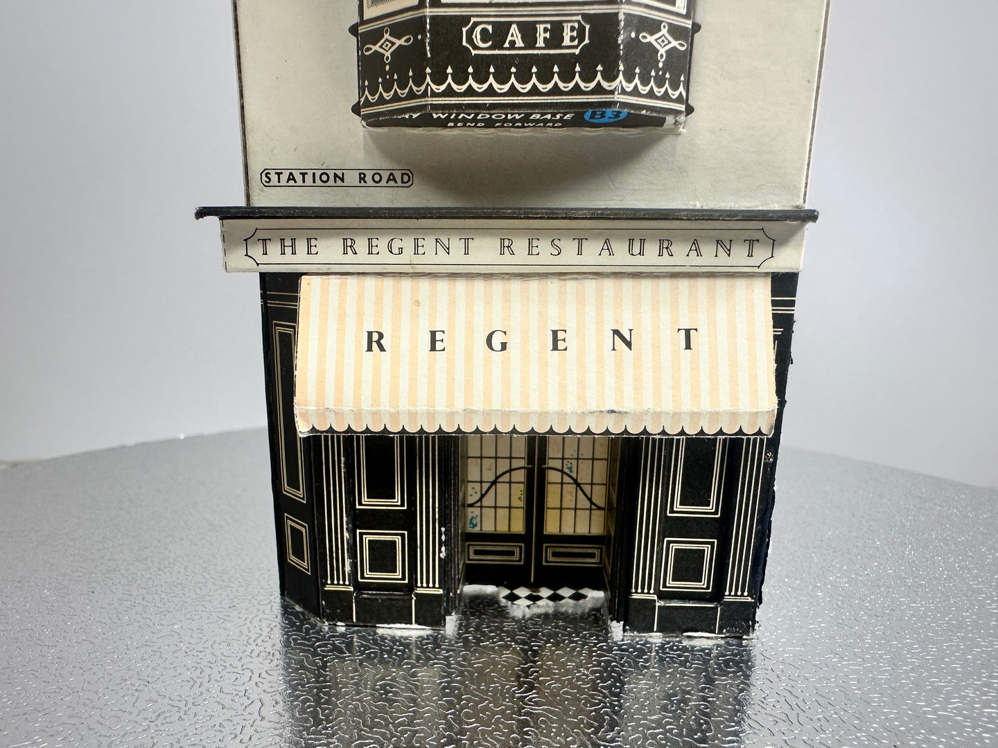 SH2027 - Shop Front, Low Relief (1:76)