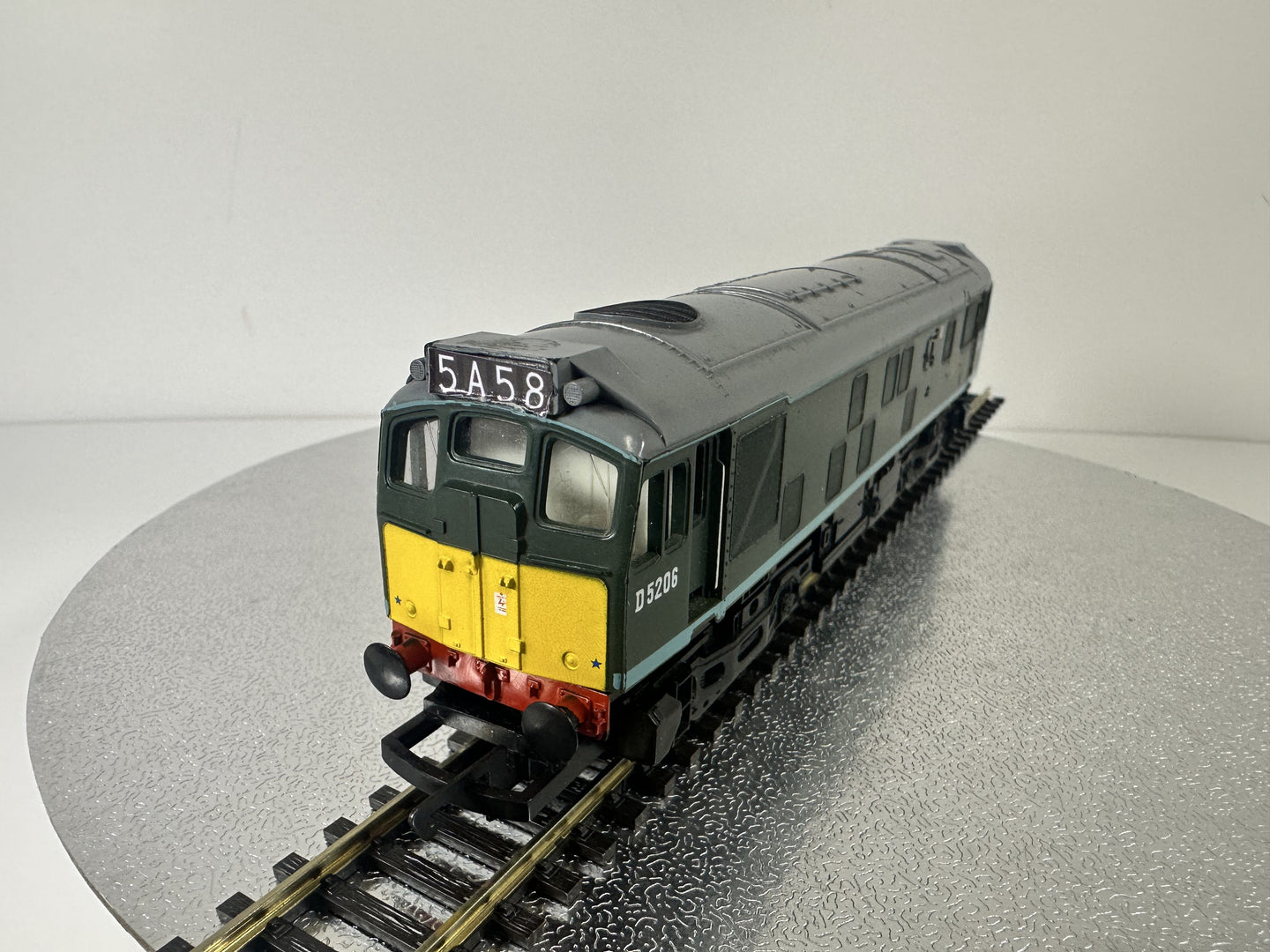 Hornby R053 BR Class 25 'D5206' Diesel Loco DCC Fitted (OO)