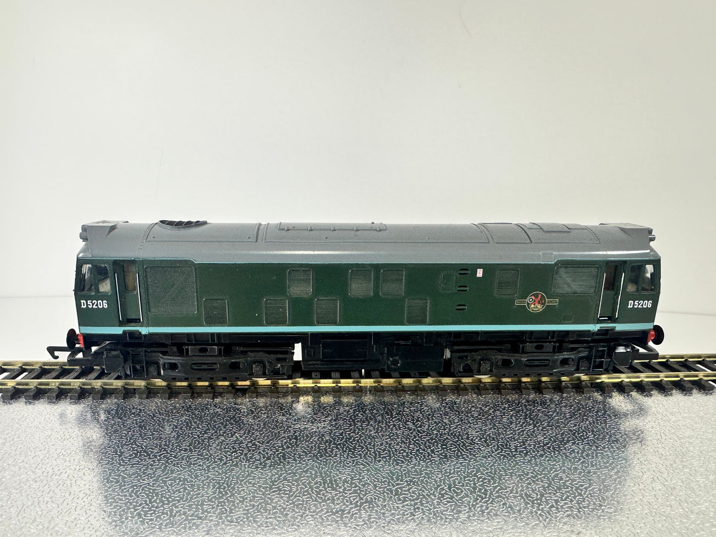 Hornby R053 BR Class 25 'D5206' Diesel Loco DCC Fitted (OO)