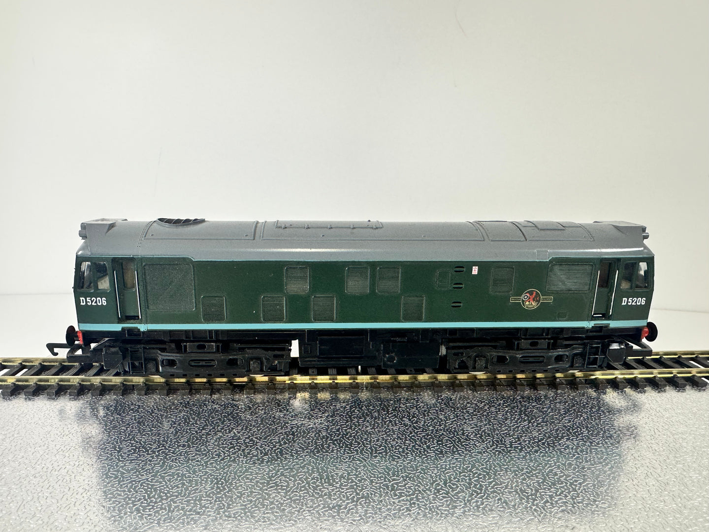 Hornby R053 BR Class 25 'D5206' Diesel Loco DCC Fitted (OO)