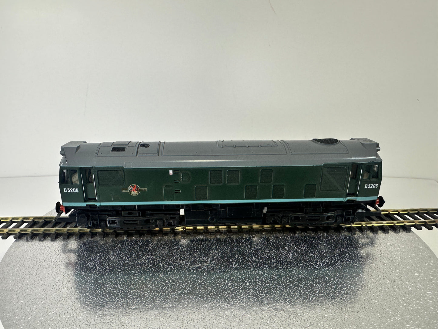 Hornby R053 BR Class 25 'D5206' Diesel Loco DCC Fitted (OO)