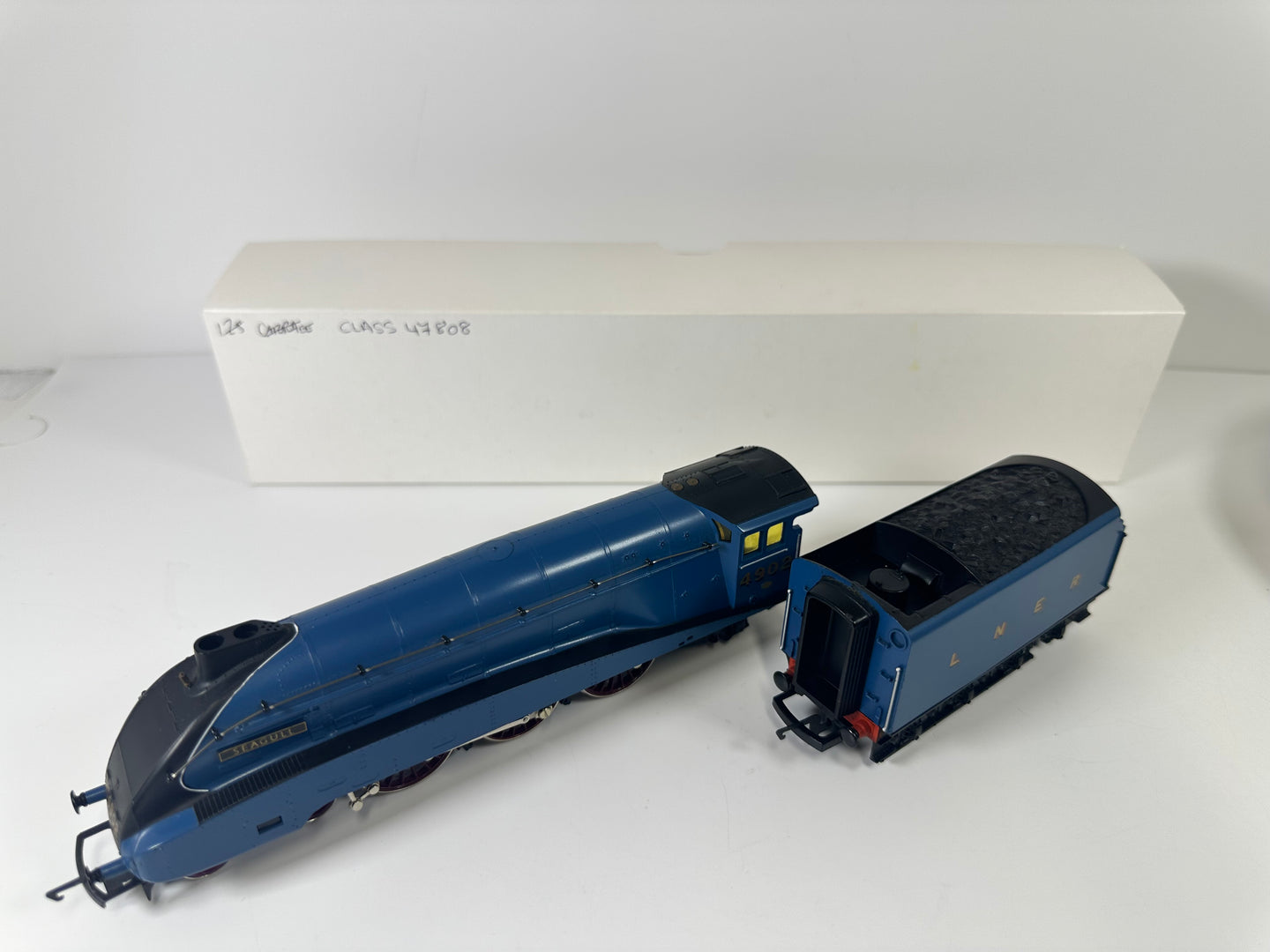 Hornby R372 'Seagull' Class A4 '4902' LNER (OO)