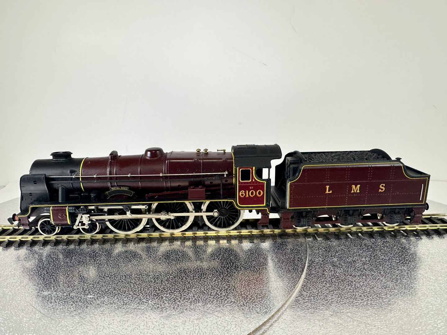 Mainline Class 6P 4-6-0 'Royal Scot' LMS '6100' (OO)