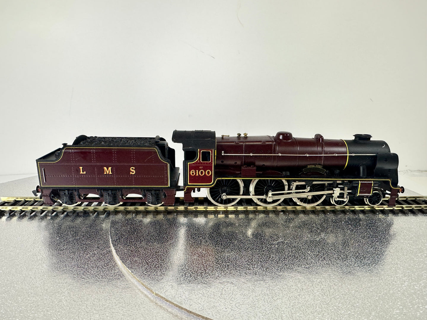 Mainline Class 6P 4-6-0 'Royal Scot' LMS '6100' (OO)