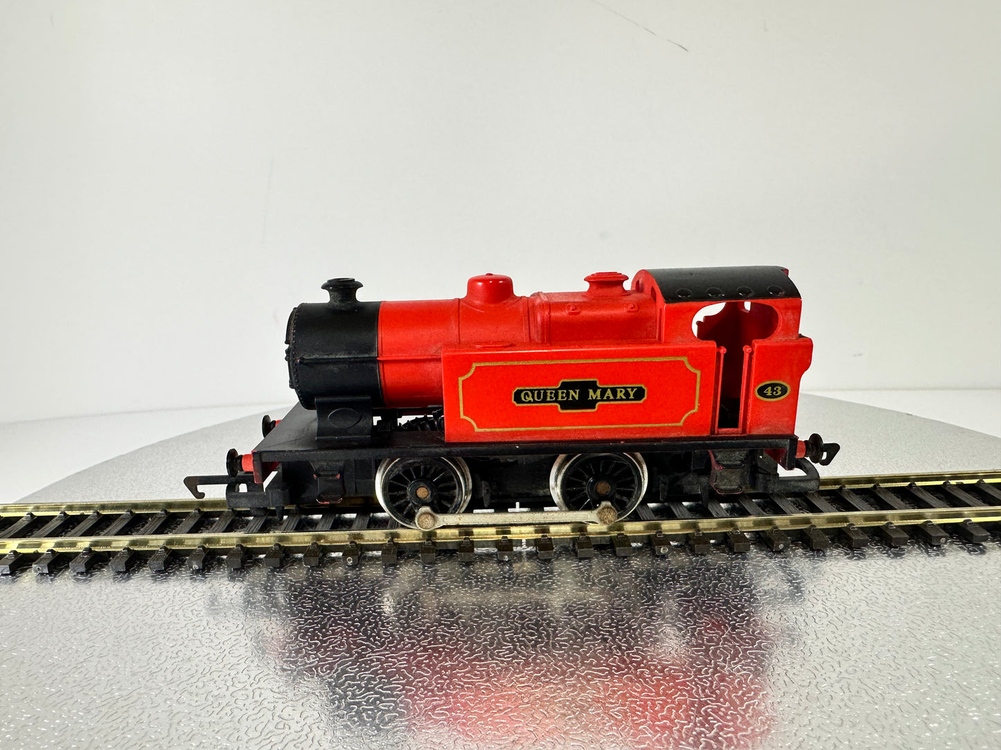 Hornby R863 'Queen Mary' 0-4-0 Tank Loco '43' (OO)
