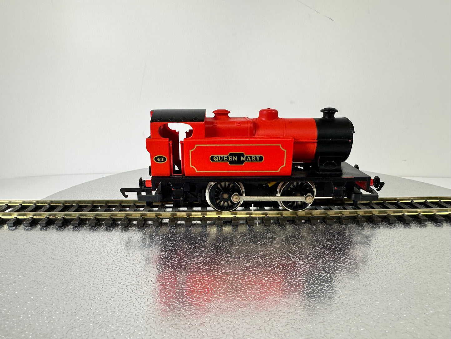 Hornby R863 'Queen Mary' 0-4-0 Tank Loco '43' (OO)