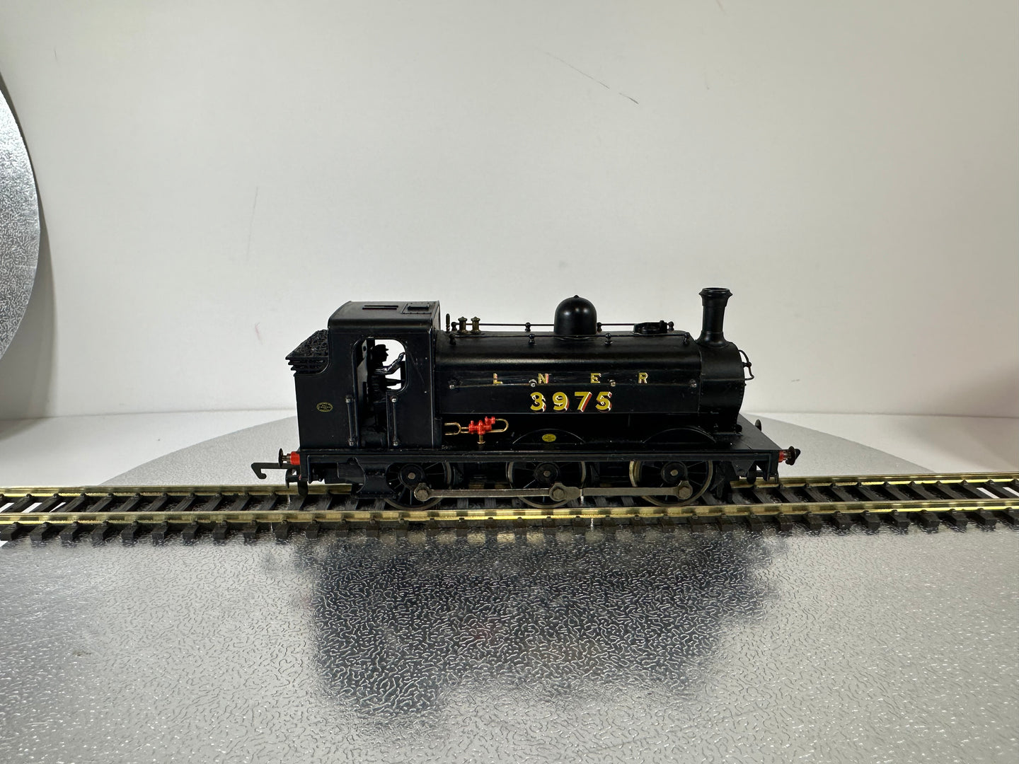 Hornby R2400 Class J52 LNER 0-6-0ST '3975' Steam Loco (OO)