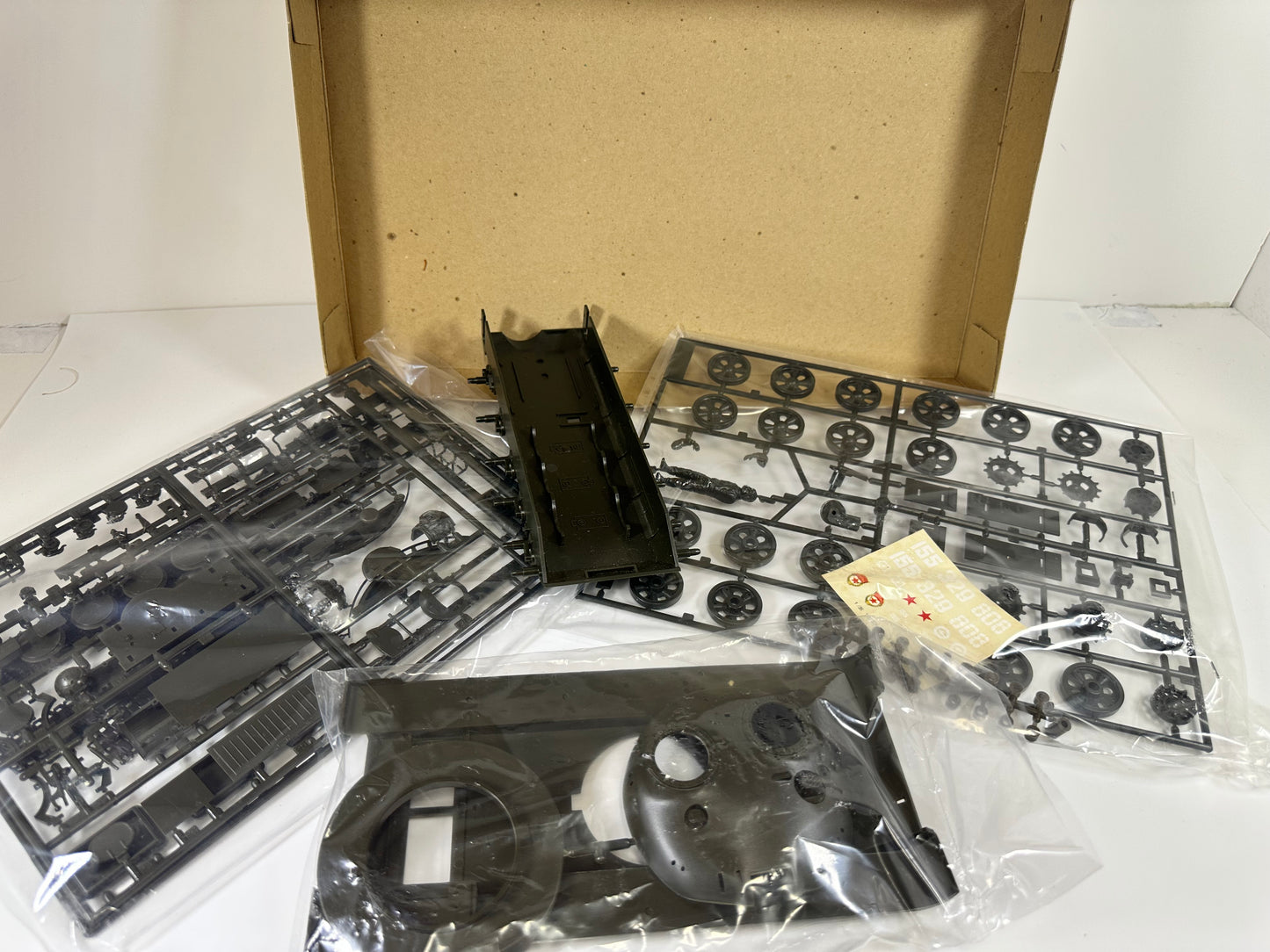 Tamiya MM208 Russian T-62A Tank, 1:35 Scale