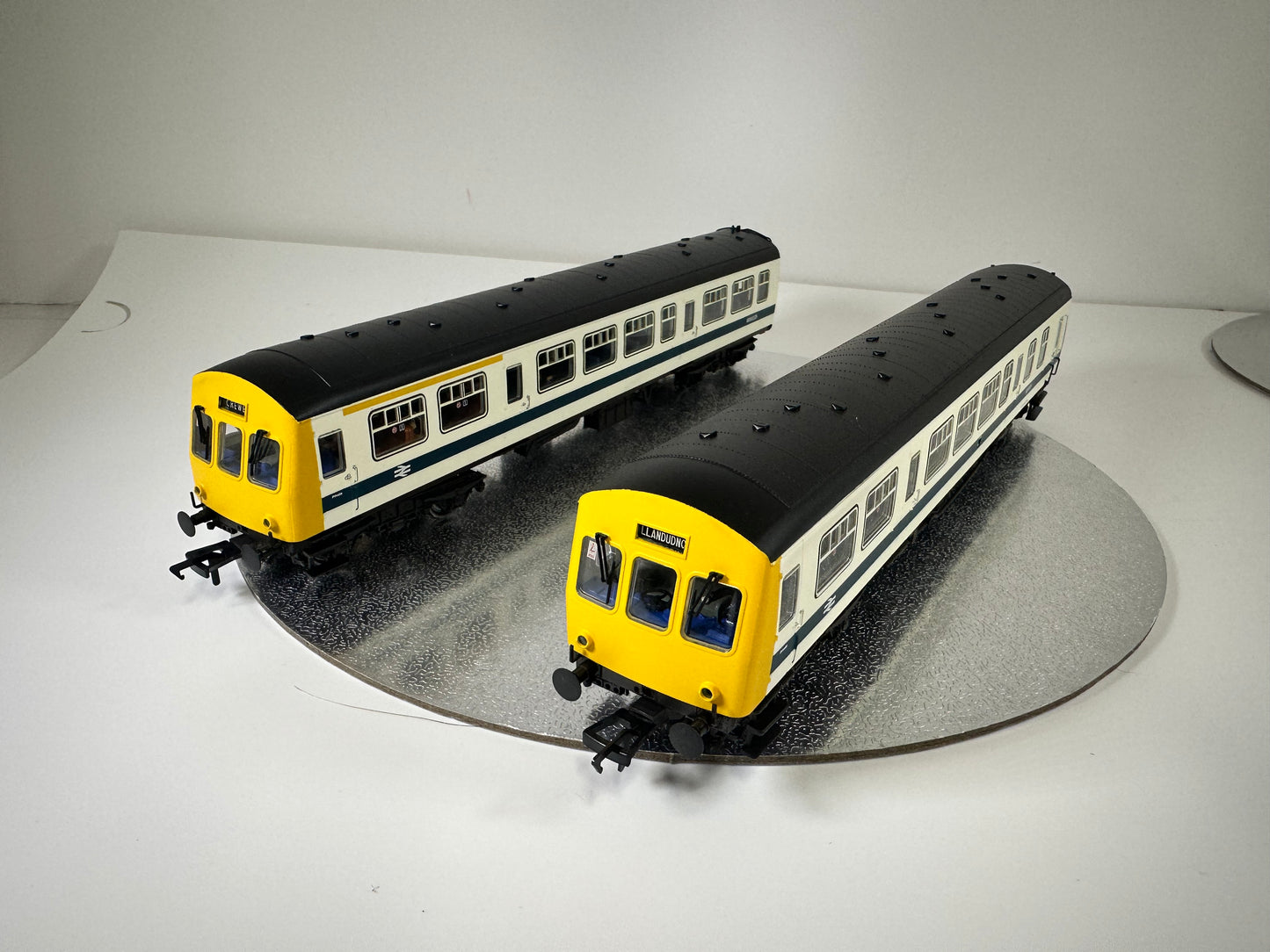 SHL2053 - 32-289 - Class 101 DMU BR Refurbished White & Blue (OO/HO)