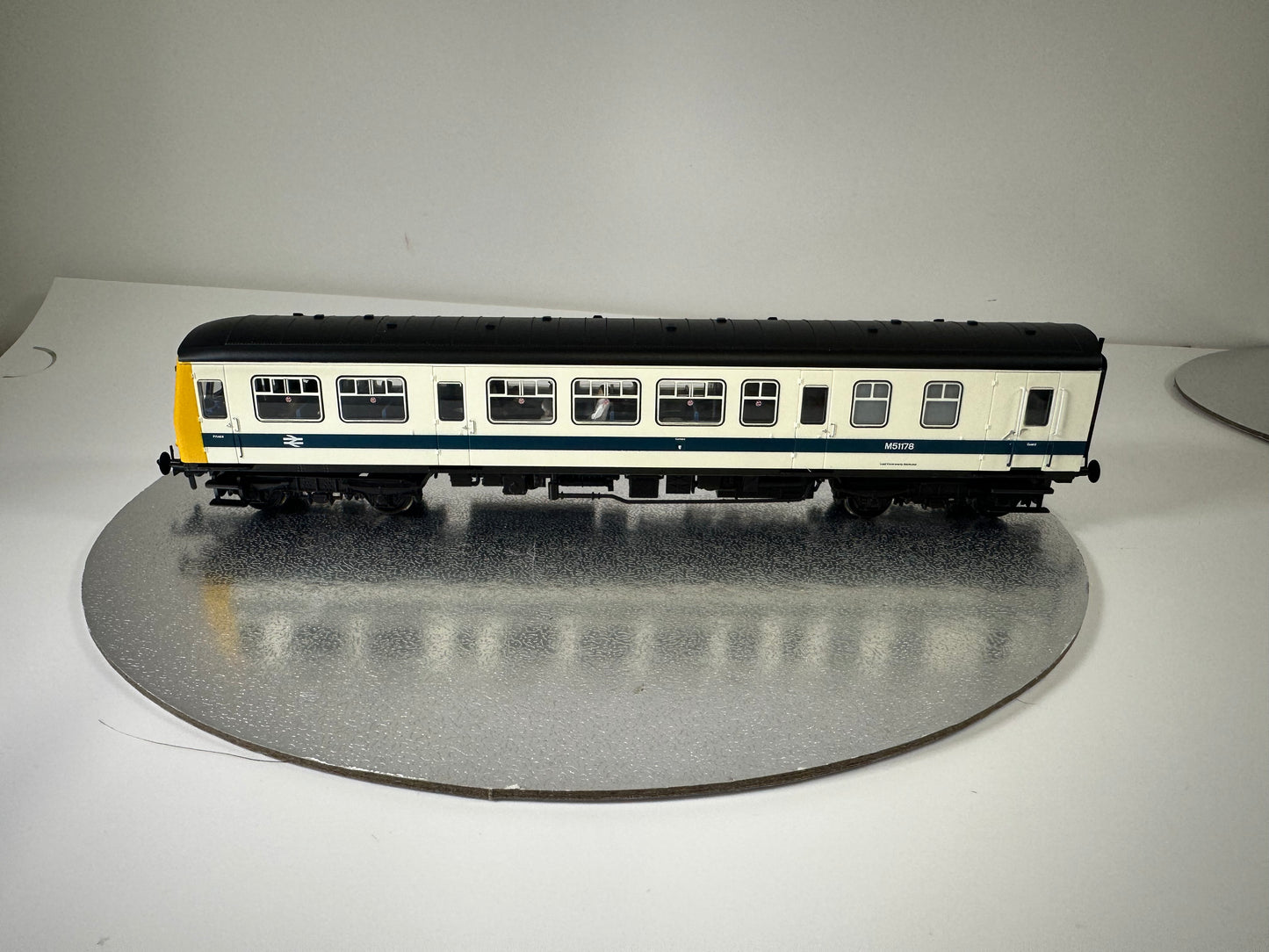 SHL2053 - 32-289 - Class 101 DMU BR Refurbished White & Blue (OO/HO)