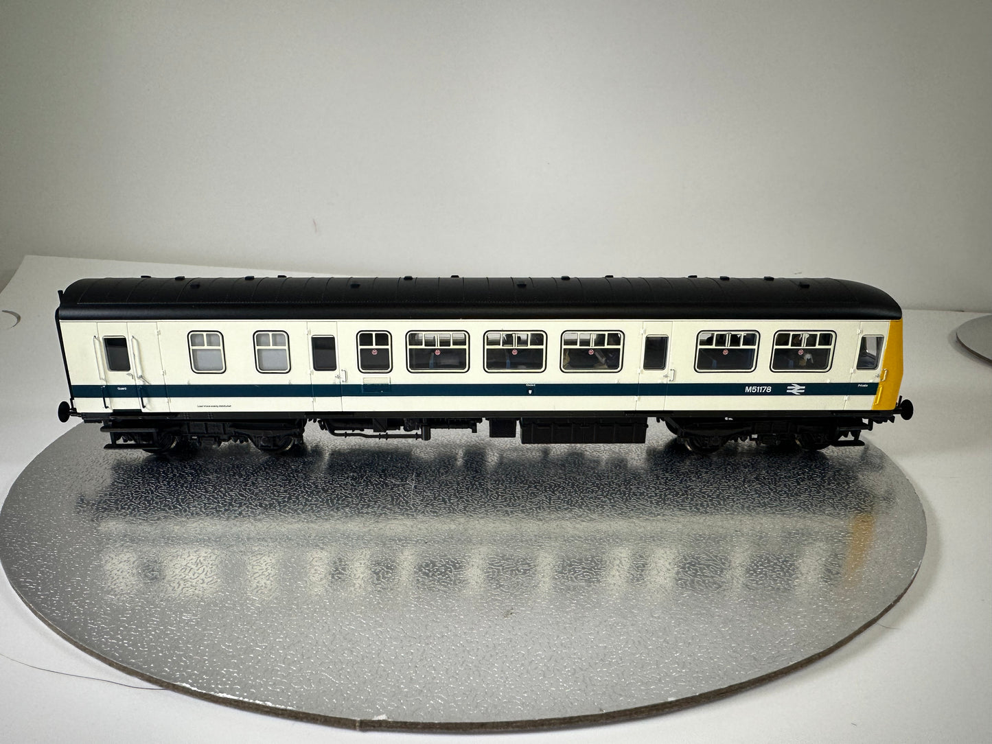 SHL2053 - 32-289 - Class 101 DMU BR Refurbished White & Blue (OO/HO)