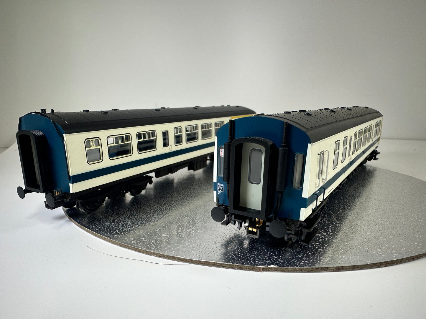 SHL2053 - 32-289 - Class 101 DMU BR Refurbished White & Blue (OO/HO)