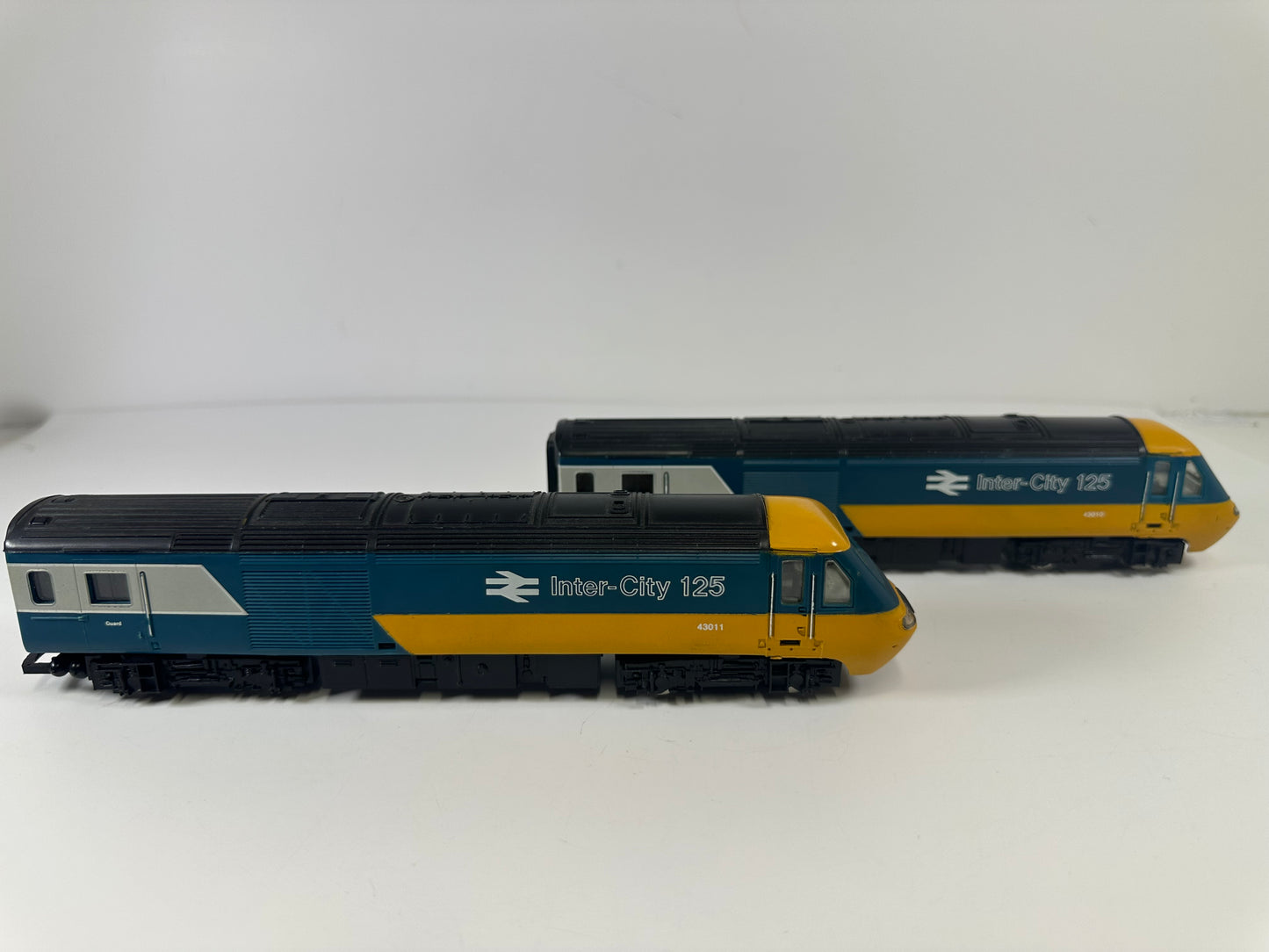 Hornby R332 Class 43 & Mk3 Coaches '43010' & '43011' (OO)