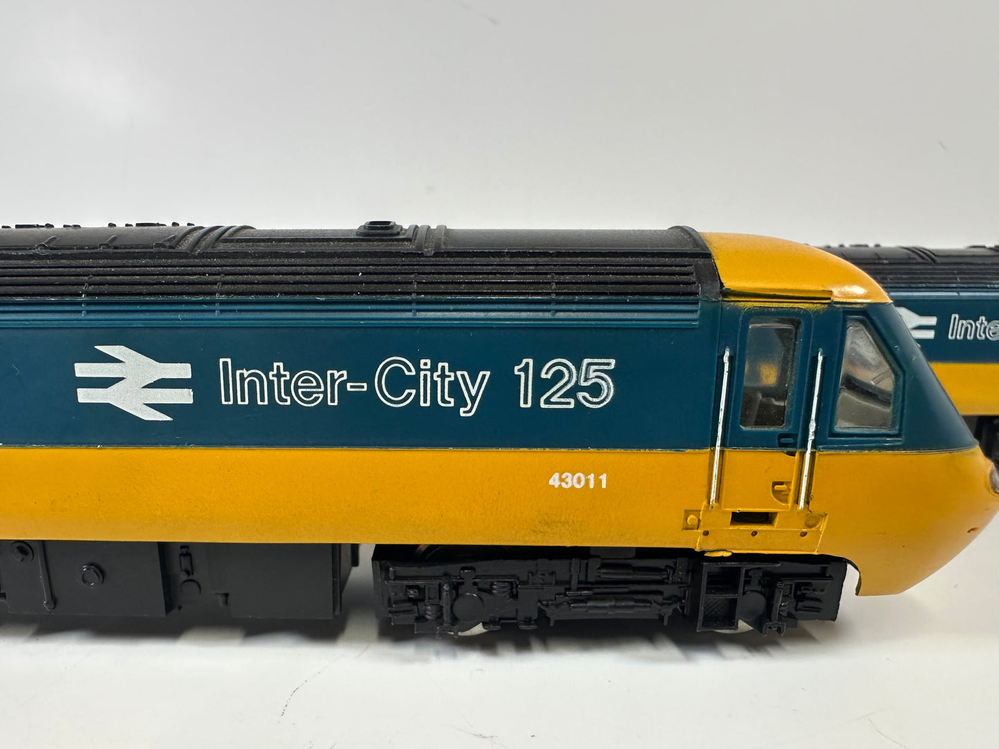 Hornby R332 Class 43 & Mk3 Coaches '43010' & '43011' (OO)