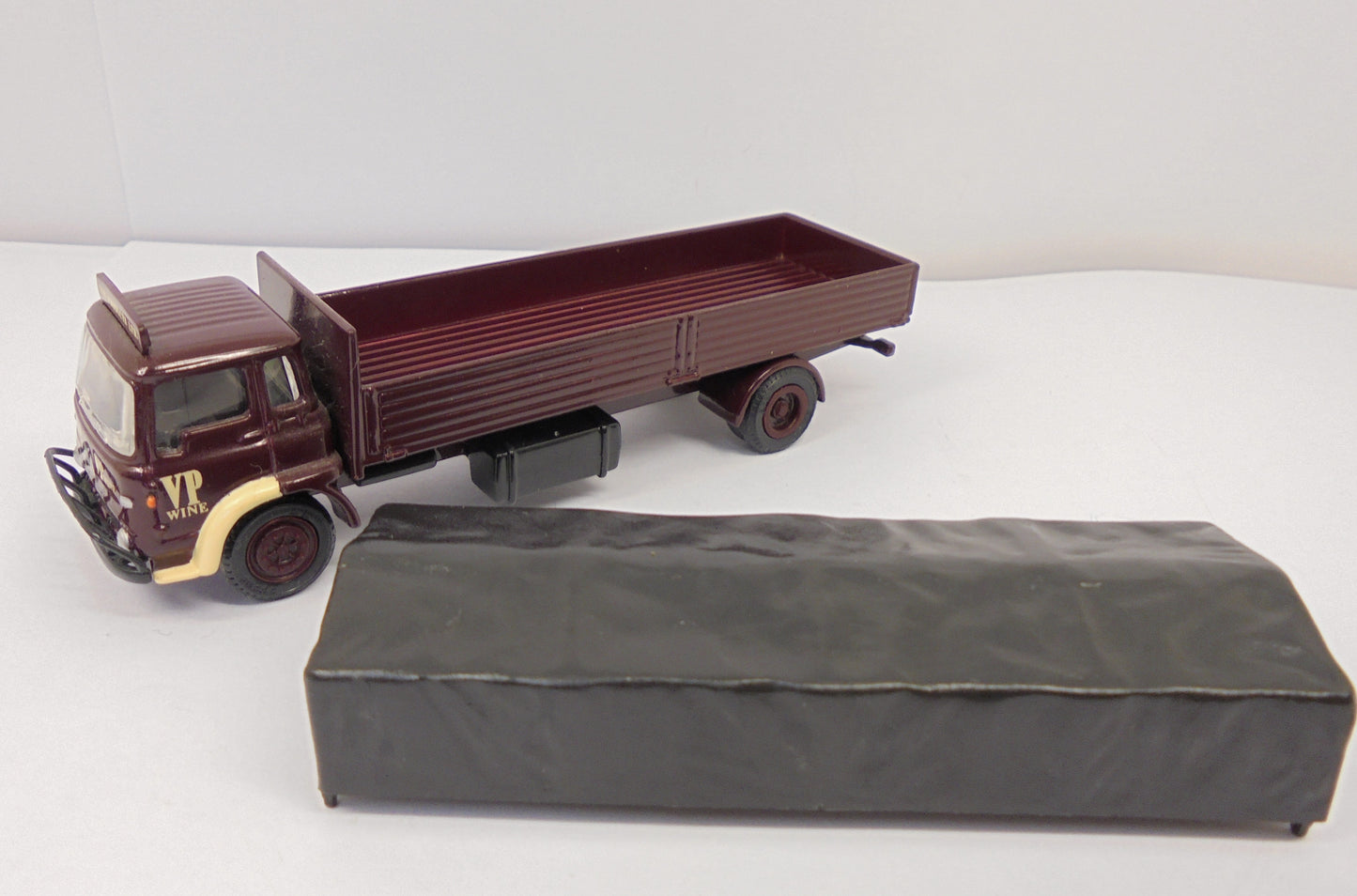21202 Bedford TK Rigid Dropside "V.P.Wine"